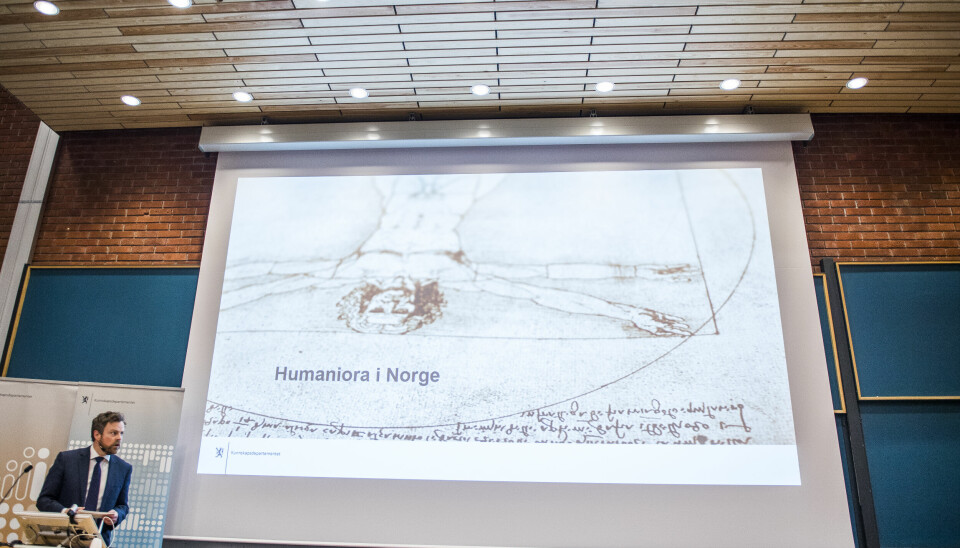 I 2017 la daværende kunnskapsminister Torbjørn Røe Isaksen frem humaniorameldingen. Både før og etter hans tid har humaniorafag blitt lagt ned ved norske universiteter.
