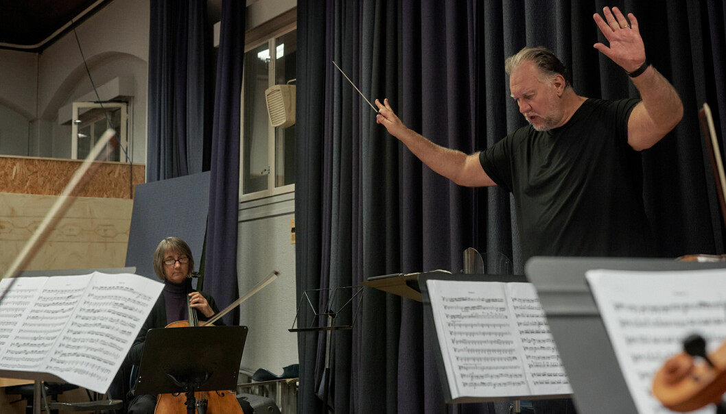Eirik Gjerdevik deler dirigentjobben for orkesteret med Bjørn Breistein. Den første konserten dette studieåret er det Gjerdevik som leier.