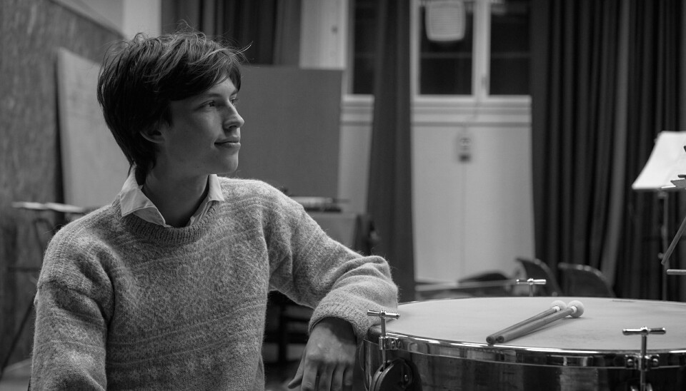 Det vert tidvis mykje venting når ein er slagverkar, sjølv om Eirik Pedersen er einaste slagverkar i symfoniorkesteret. Det vert tidvis mykje venting når ein er slagverkar, sjølv om Eirik Pedersen er einaste slagverkar i symfoniorkesteret.