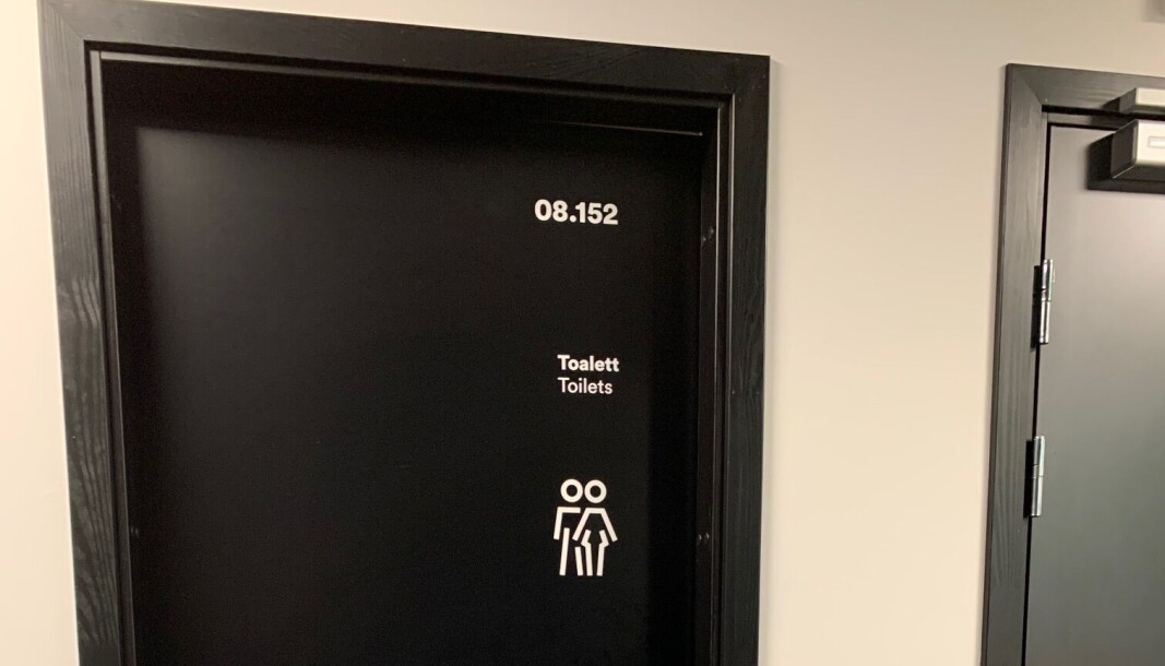 Dette toalettet er for alle, og her er det verken innsyn eller mogleg å høyra (eller lukta) kva naboen driv med. No vert det tette båsar òg i Livsvitskapsbygget i Oslo. Dette toalettet er for alle, og her er det verken innsyn eller mogleg å høyra (eller lukta) kva naboen driv med. No vert det tette båsar òg i Livsvitskapsbygget i Oslo.