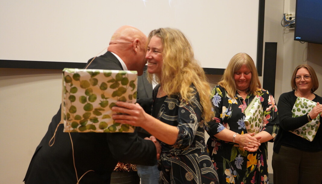 Dekan Morten Ørbeck ved Fakultet for lærerutdanning og pedagogikk gratulerer Pauline Book med avlagt doktorgrad på et arrangement på Høgskolen i Innlandet torsdag kveld. Dekan Morten Ørbeck ved Fakultet for lærerutdanning og pedagogikk gratulerer Pauline Book med avlagt doktorgrad på et arrangement på Høgskolen i Innlandet torsdag kveld.