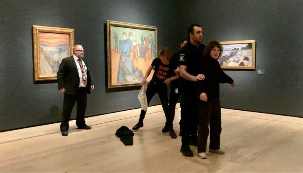 Aksjonistar fra Stopp oljeletinga ble stoppet av vakter på Nasjonalmuseet. De to kvinnene forsøkte å lime seg fast til Edvard Munchs maleri Skrik.