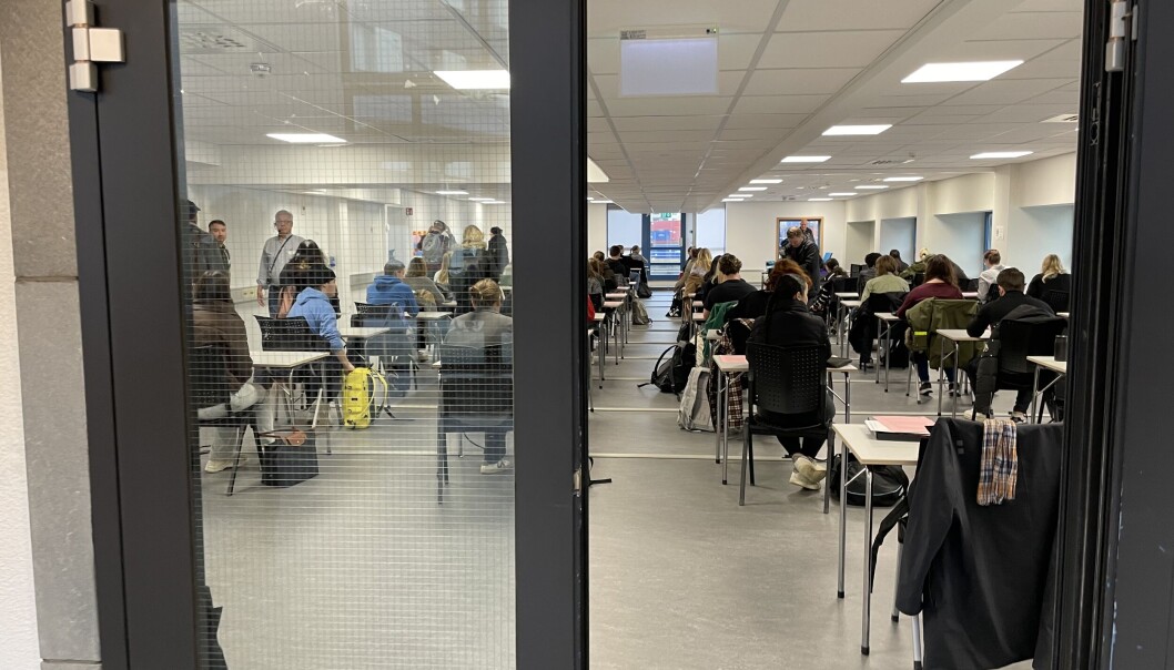 Studenter ved UiB fikk kjenne på følelsen av å være med på en ekte eksamen på demoeksamen. Studenter ved UiB fikk kjenne på følelsen av å være med på en ekte eksamen på demoeksamen.