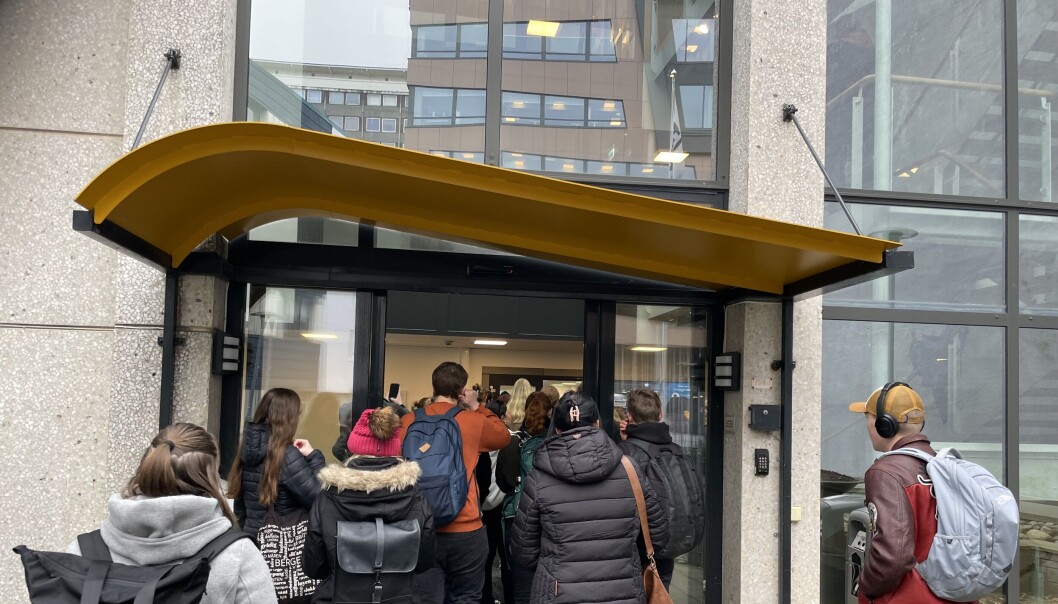 Det var mange som møtte opp da UiB arrangerte demoeksamen for første gang. Det var mange som møtte opp da UiB arrangerte demoeksamen for første gang.