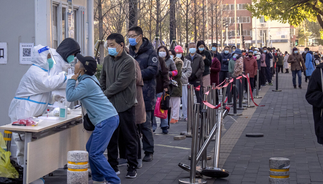 Daglige tester er blitt ett av de viktigste virkemidlene mot covid-19 i Kina. Her står folk i kø for å bli testet i Beijing tirsdag denne uken. Daglige tester er blitt ett av de viktigste virkemidlene mot covid-19 i Kina. Her står folk i kø for å bli testet i Beijing tirsdag denne uken.