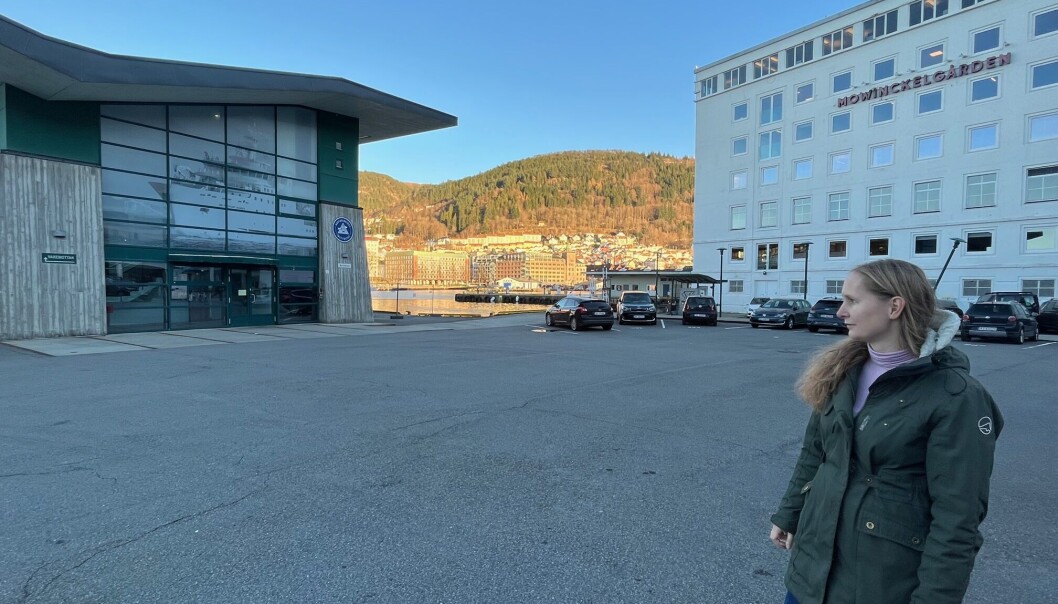 Havforskingsinstituttet har lokale sju ulike stader på og rundt Nordnes. På Nykirkekaien ligg vanlegvis båtane, og her er òg laboratorium, kontor og lager. Mari Myksvoll har kontor rett oppi bakken for dette bygget - men ti minutts gange unna hovudblokka. Havforskingsinstituttet har lokale sju ulike stader på og rundt Nordnes. På Nykirkekaien ligg vanlegvis båtane, og her er òg laboratorium, kontor og lager. Mari Myksvoll har kontor rett oppi bakken for dette bygget - men ti minutts gange unna hovudblokka.