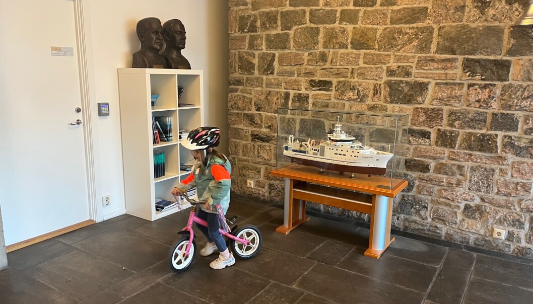 Når vert det nytt bygg for havforskinga i Bergen? Fiona Silva-Liland (4) måtte vera med forskarmor på jobb då barnehagen hennar var streikestengt. Når vert det nytt bygg for havforskinga i Bergen? Fiona Silva-Liland (4) måtte vera med forskarmor på jobb då barnehagen hennar var streikestengt.