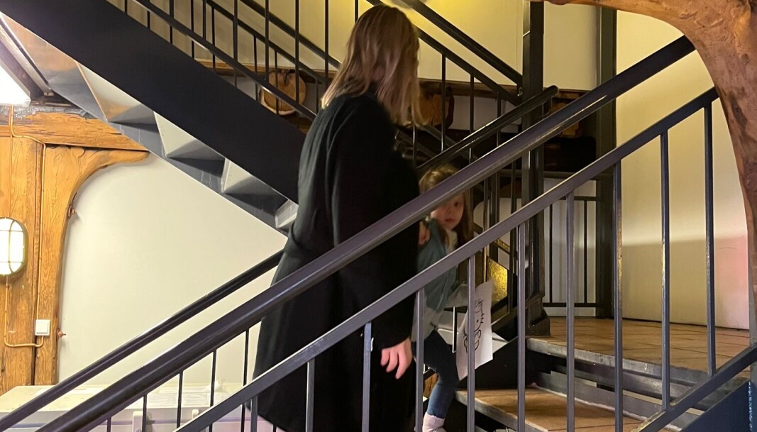 Gamle konstruksjonar og nye fryseboksar. Plassen er utnytta maksimalt i Nordnesboder. Nina Liland forskar særleg på fiskeernæring. Denne dagen har ho med dotra Fiona Silva-Liland (4) på jobb - den aller siste dagen av barnehagestreiken. Gamle konstruksjonar og nye fryseboksar. Plassen er utnytta maksimalt i Nordnesboder. Nina Liland forskar særleg på fiskeernæring. Denne dagen har ho med dotra Fiona Silva-Liland (4) på jobb - den aller siste dagen av barnehagestreiken.
