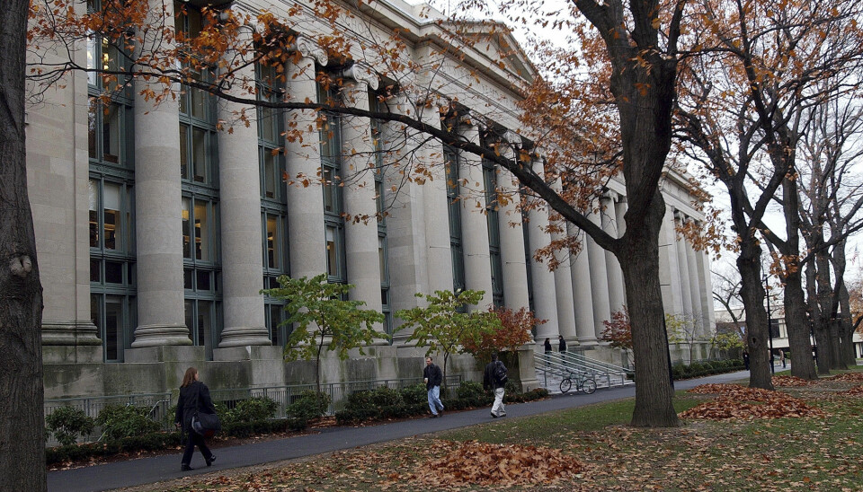 Studenter på campus ved Harvard Law School, en av de tre som har trukket seg fra rangeringen til U.S. News.