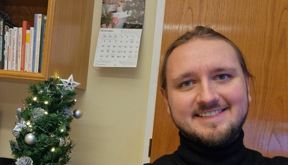 Sv-politikar Freddy André Øvstegård har pynta stortingskontoret til jul.