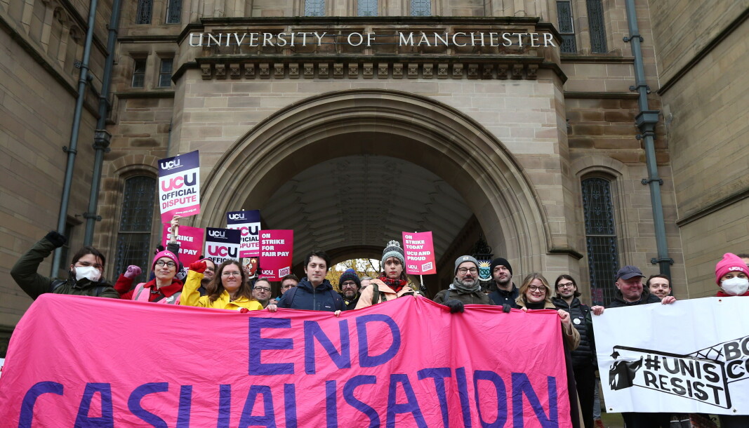 Over 70.000 universitetsansatte innledet torsdag en tre dager lang streik i Storbritannia. Her står streikevakter utenfor University of Manchester torsdag formiddag. Over 70.000 universitetsansatte innledet torsdag en tre dager lang streik i Storbritannia. Her står streikevakter utenfor University of Manchester torsdag formiddag.