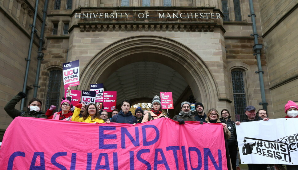 Over 70.000 universitetsansatte innledet torsdag en tre dager lang streik i Storbritannia. Her står streikevakter utenfor University of Manchester torsdag formiddag.