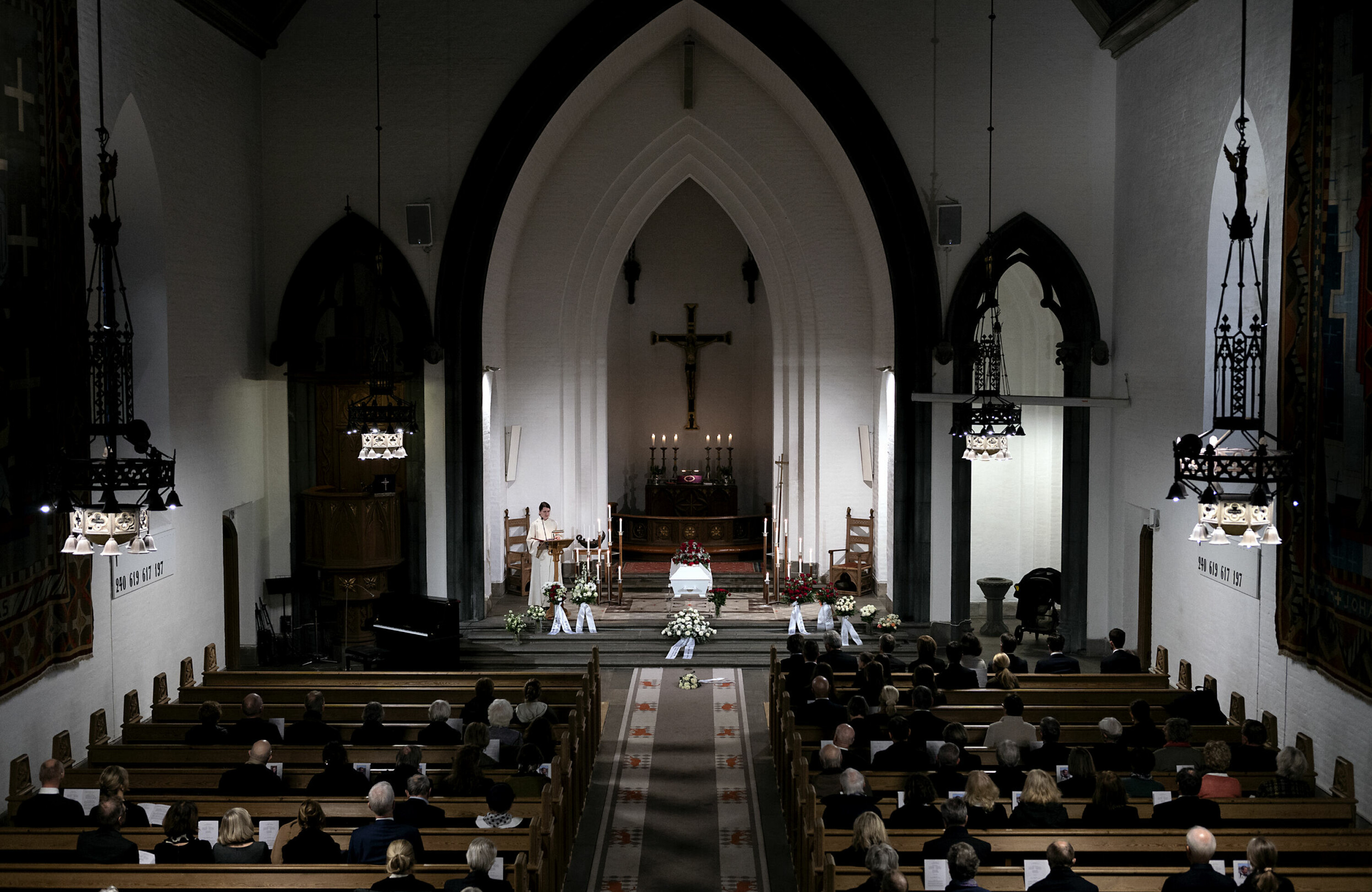 I ei av Bergens staselegaste kyrkjer, Storetveit kirke, har student og prestevikar Marianne Tomren ansvaret for bisetjinga av ein mann som har levd eit langt liv.