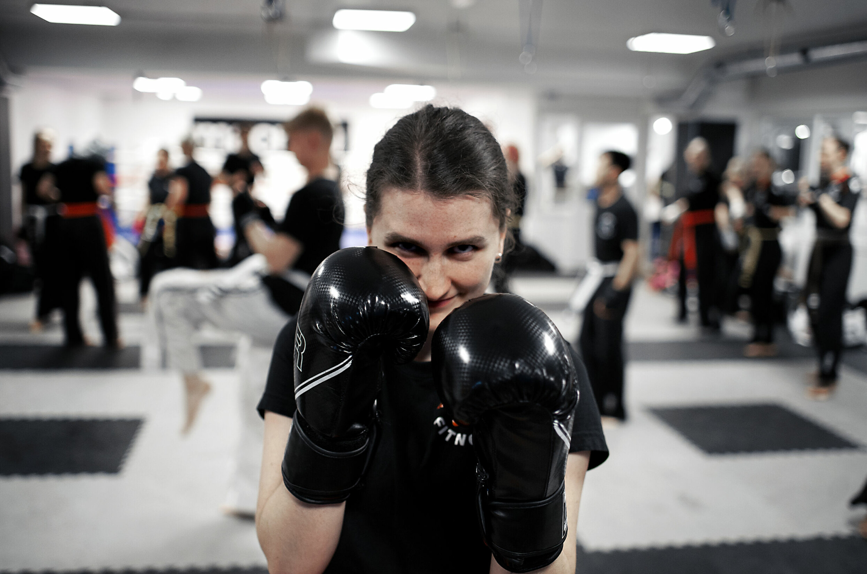 Du skal slå! Men berre på trening. På fritida trenar Marianne Tomren kickboksing i ein kjellar på Danmarksplass i Bergen.