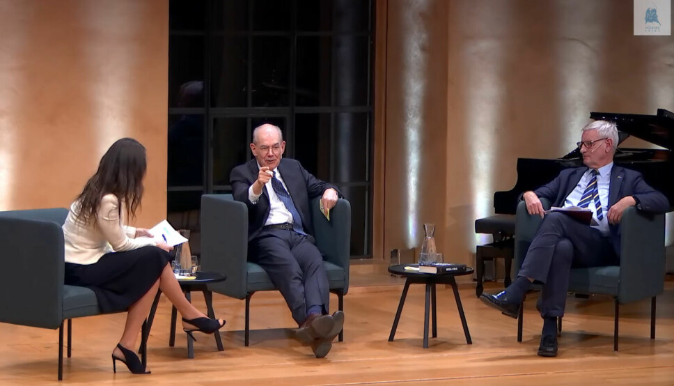 Professor John J. Mearsheimer (i midten) og Carl Bildt var ikke enige om mye da de møttes til utenrikspolitisk debatt. Til venstre: Møteleder Cecilie Hellestveit.