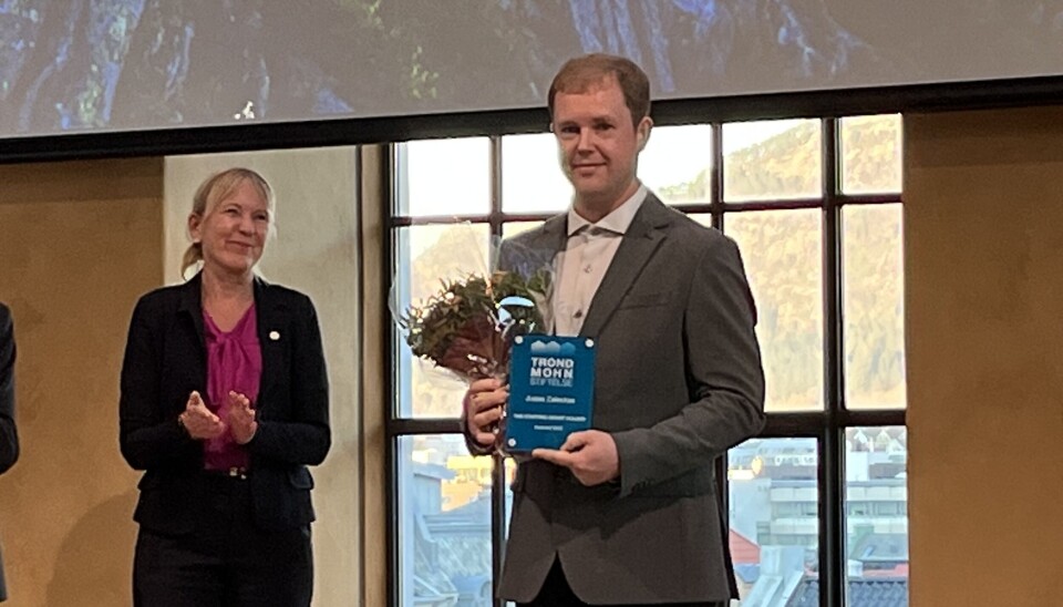 Justas Zalieckas har fått sitt andre prestisjetunge stipend i løpet av få uker. Rektor Margareth Hagen til venstre.