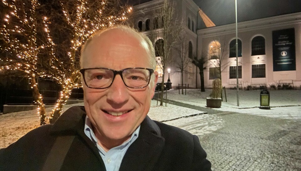 Det er snø og julestemining når økonimidirektør Per Arne Foshaug passerer Universitetsmuseet i Bergen tidleg i desember.