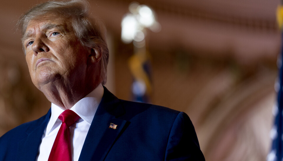Spørsmål 1: Donald Trump vil trolig ta på seg æren for å ha funnet opp slipset selv, men andre kilder vil hevde at det først ble kjent for alvor i 1636. Hvor i Europa kom det fra?