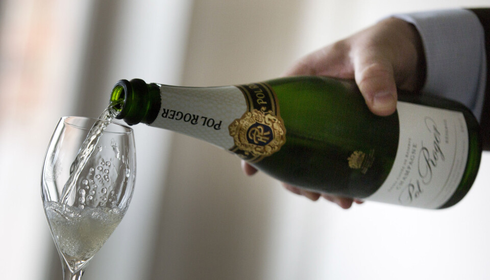 Spørsmål 1: Champagne er bare tillatt laget av tre hovedtyper druer. Kan du gi meg en av dem?