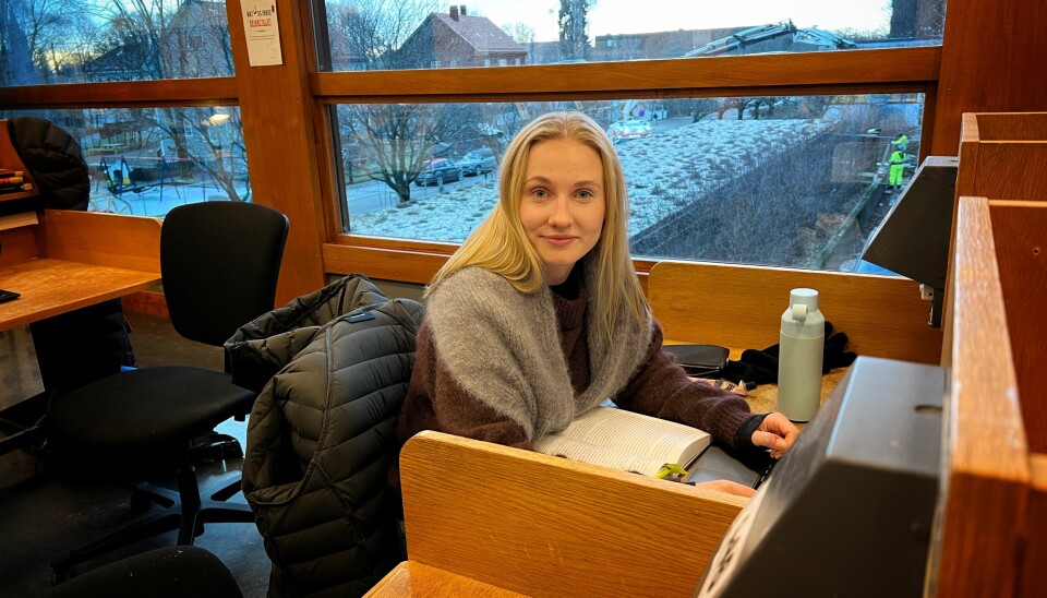 Ullundertøy er student Linn Åmots beste venn i disse dager. Lag på lag må til for å kunne sitte timevis på lesesalen på Eilert Sundts hus.