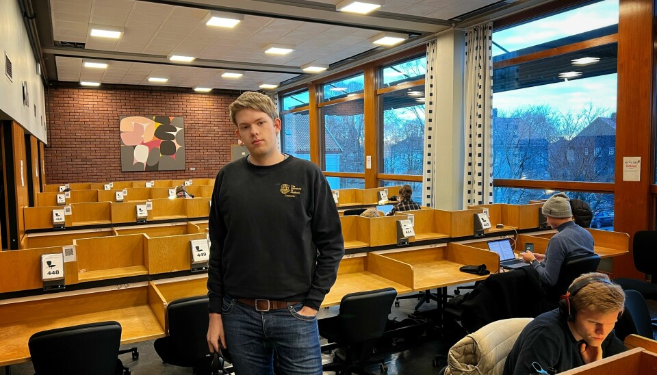 Studenter fryser på lesesalen ved Universitetet i Oslo. Masterstudent i fred og konfliktstudier, Magnus Brandt Lågøyr, fortviler over kulden.