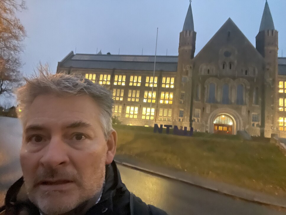 Det kan sjå skummelt ut på NTNU i adventstida. Her ser du Bjørn Haugstad utanfor «skumle» Gløshaugen.