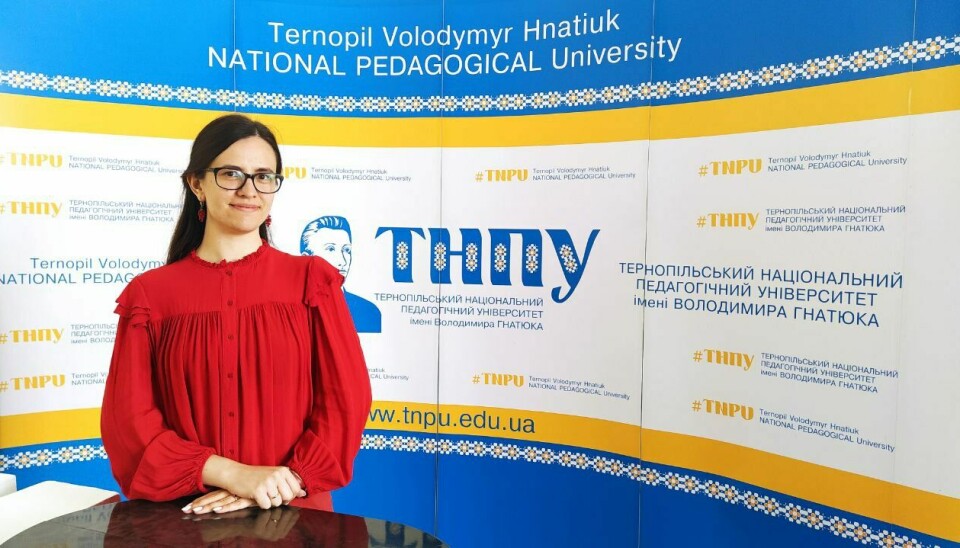 NTNU-ansatte fikk profesjonell hjelp av lingvisten Yuliia Kostiuk (på bildet), som jobbet under svært krevende forhold i Ukraina, I tillegg har ukrainske Irina Reitan oversatt fra norsk til ukrainsk.