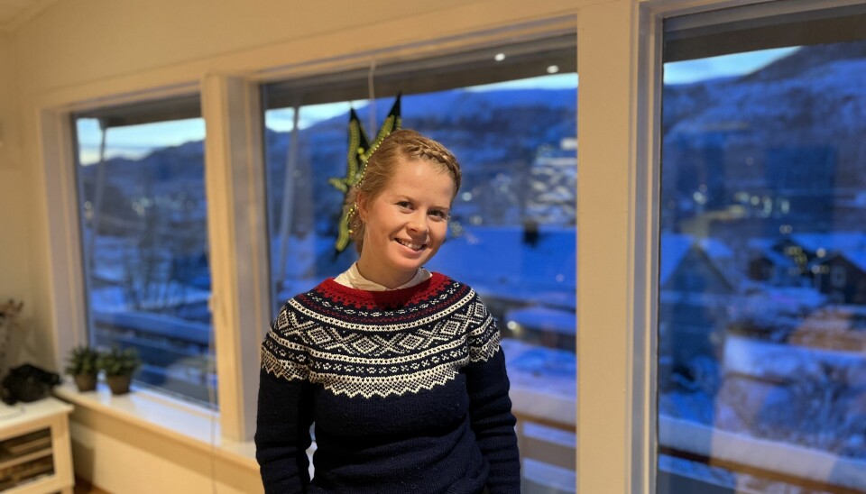 Julie Solberg Knutsen i heimestrikka genser. Ho både strikkar og lagar strikkemønster, og har etter diskusjon med seg sjølv funne ut at det viktig å ha noko i livet som er hennar, og som gir kjensle av både glede og meistring.