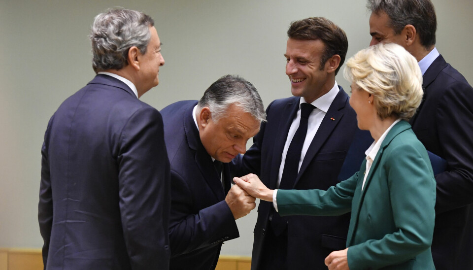 Den ungarske statsministeren Viktor Orban hilser på EU-kommisjonens president Ursula von der Leyen i oktober.