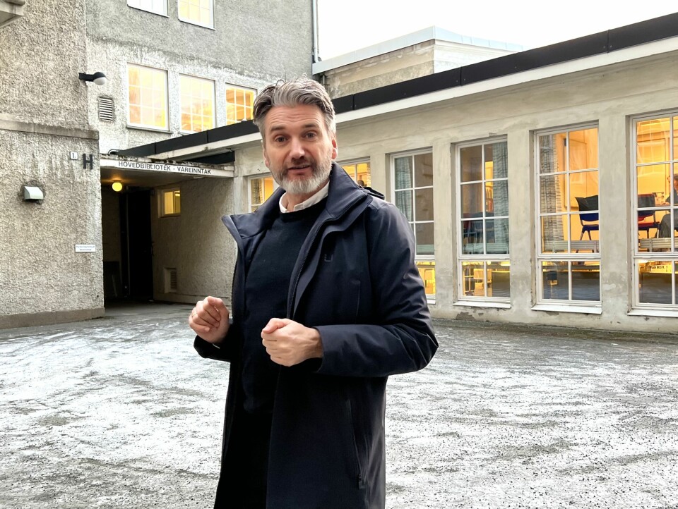 Bak Hovedbygningen er det i dag et gårdsrom, som også vil bli innlemmet i det nye tilbygget. Tor Einar Fagerland er fagansvarlig for planene.