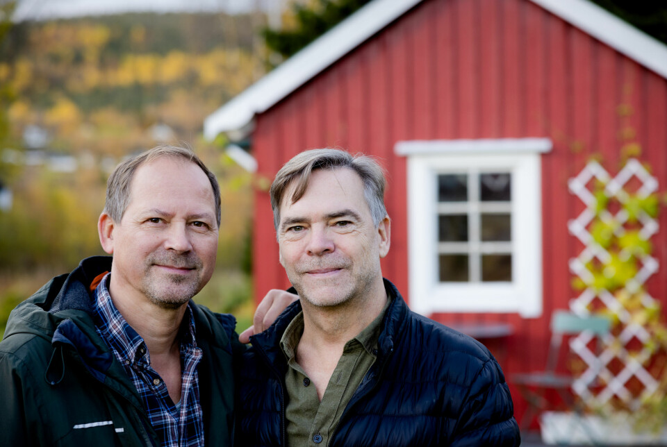 Svenn-Egil Knutsen Duolljá (til venstre) og Bruce Timothy Morén-Duolljá utanfor huset sitt på Drag i Nordland.