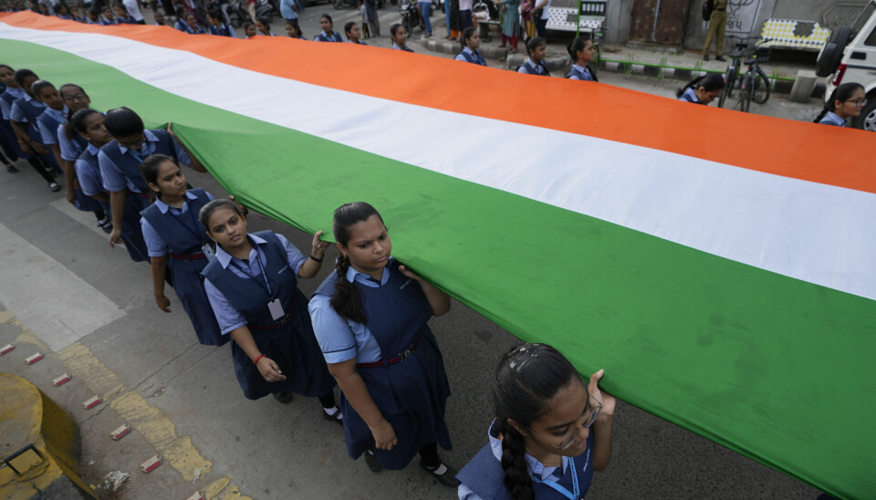 Studenter bærer et indisk flagg i Ahmedabad, august 1947, for å markere 75 år med indisk uavhengighet fra Storbritannia. De siste årene har det vært en stor økning i antallet indiske studenter ved britiske universiteter.
