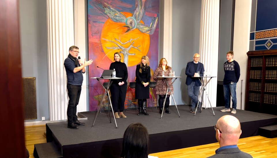 Rektor Svein Stølen ledet debatten. Med seg på scenen hadde han stipendiat Anniken Sundby (fra v.), forskningsdekan ved Det humanistiske fakultet, Mathilde Skoie, Julianne Grovehagen, tidligere studentrepresentant i universitetsstyret, professor Arnoldo Frigessi og professor Bård Harstad. Foto av debattdeltakerne i en debatt om språkkrav ved Universitetet i Oslo.