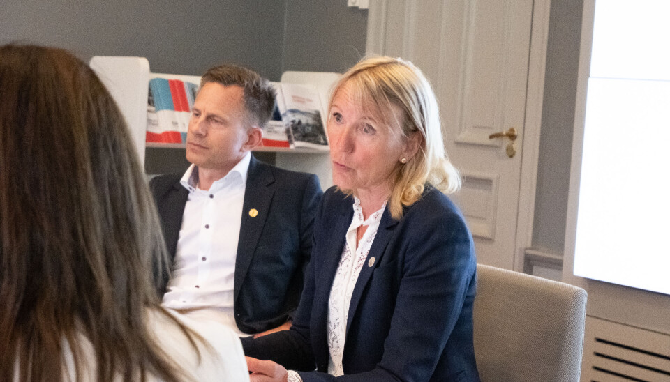 Dersom nokon ønskjer å søka om professoropprykk til andre tidspunkt enn det som er fastlagt, er det rektor Margareth Hagen som får saka på sitt bord. Rektor vil framleis kunne gi dispensasjon sjølv om tilrådinga no er to søknadstidspunkt i året. Universitetsdirektør Robert Rastad til venstre. Bildet viser Margareth Hagen og Robert Rastad på universitetssstyremøte i styrerommet ved UiB.