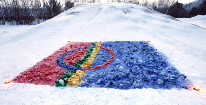 Det samiske flagget malt i snø