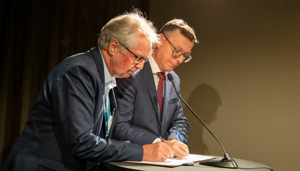 Rektor Dag Rune Olsen ved UiT og kst konsernsjef Thor Arne Håverstad i Norce (t.v) signerer samarbeidsavtale under konferansen Arctic Frontier i Tromsø.