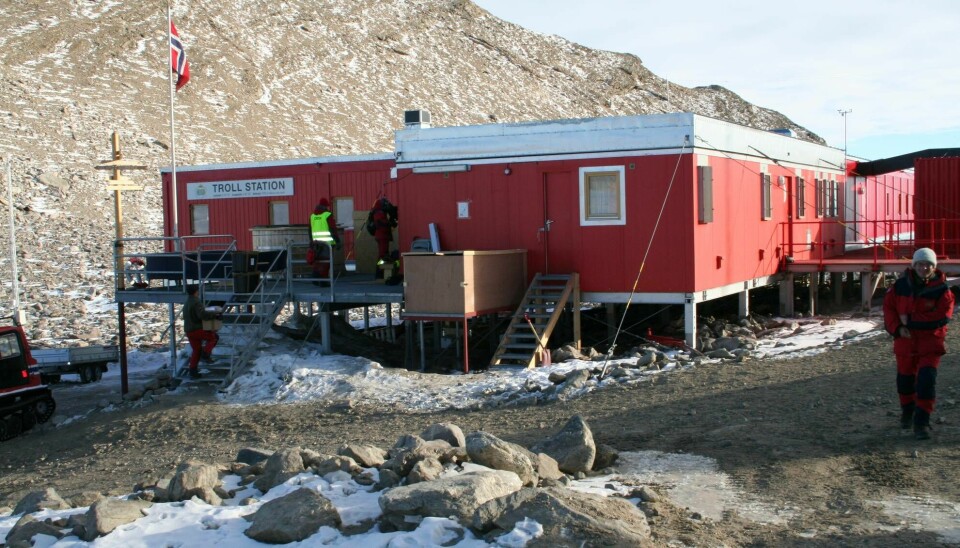 Eksteriørbilde av forskningsstasjonen Troll på Antarktis.
