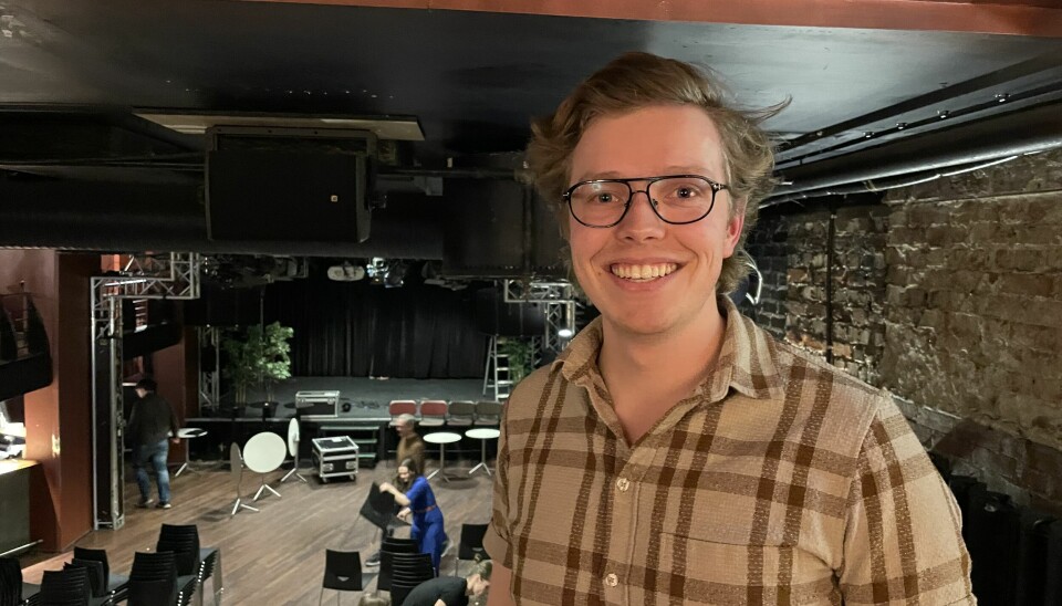 Gard Skulstad Johansen på Kvarteret i Bergen. En blond, ung gutt med briller og rutete skjorte.