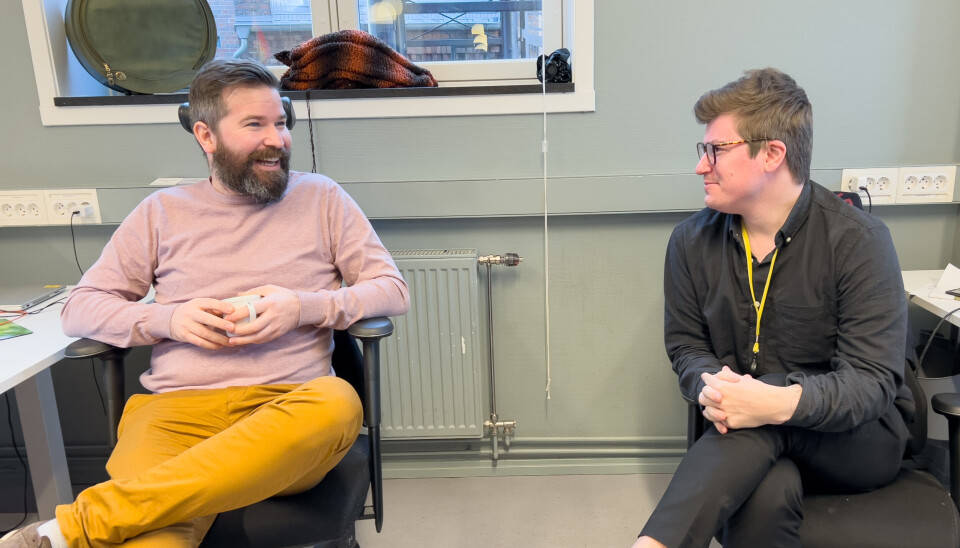 Karl Magnus Nikolai Coronus Dretvik Nyeng (til v.) beskriver seg som en leder som liker å løfte folkene rundt seg. — Det er ikke helt enkelt å bytte mellom hønemor og hauk. Det har jeg opplevd i høst. Men jeg har lært meg å ikke være så innmari detaljstyrt hele tiden, for jeg må ha tillit til at folka rundt meg kan gjøre en god jobb, sier Nyeng. Her sammen med utdannings- og internasjonaliseringsansvarlig Isak Grov Diesen.