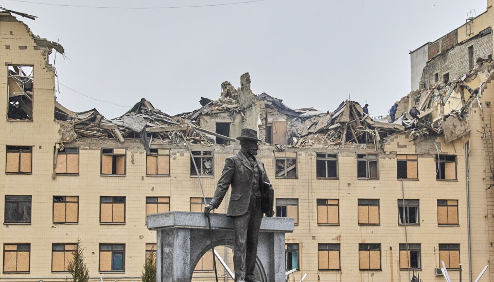 Statue av arkitekten Alexei Beketov foran en ødelagt bygning i Kharkiv, National University of Urban Economy, etter et russisk angrep i februar. Bilde av statue foran bombet universitetsbygning