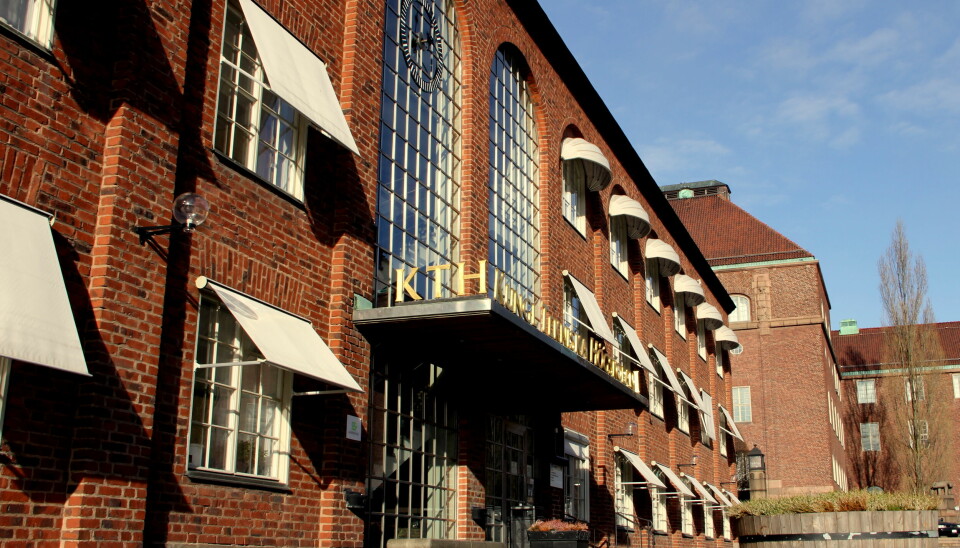 Bildet viser et høgskolebygg i sollys. Et murbygg med bokstavene KTH.