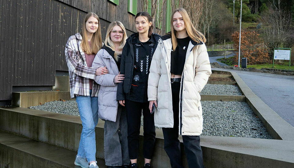 Bildet viser fire ukrainske studenter i en trapp ved UiS. : Karyna Kholodar, Anastasiia Yelistratova, Yuliia Kuzmych og Anastasiia Akhizarova