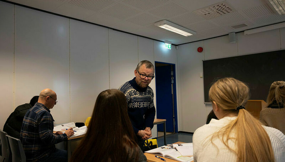 Bildet viser universitetslektor Espen Iden som underviser ukrainske flyktninger.