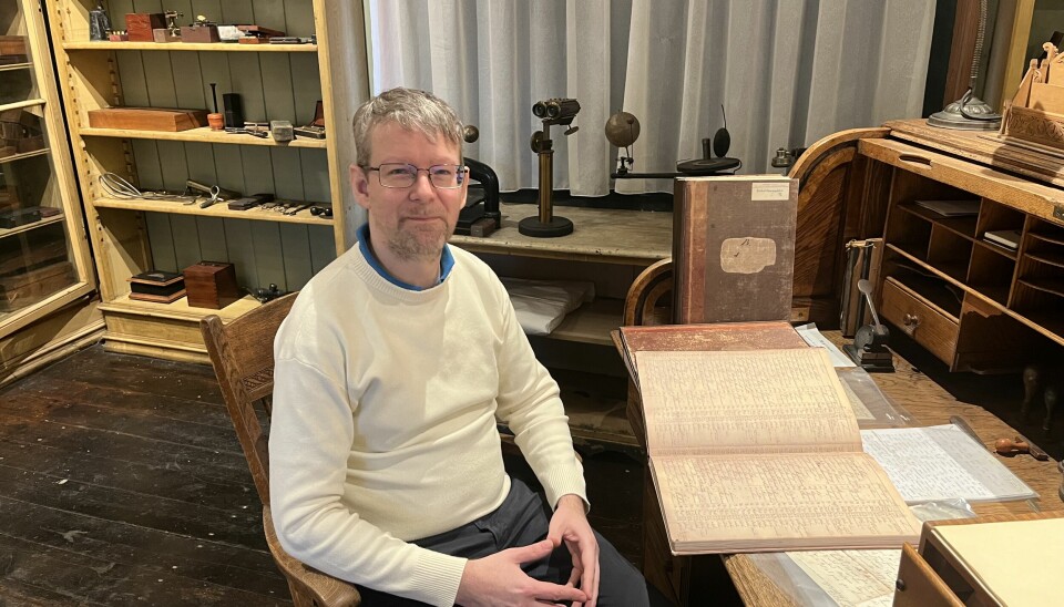 Bildet viser historiker Magnus Vollset ved Armauer Hansens skrivebord i Kalfarlien i Bergen.