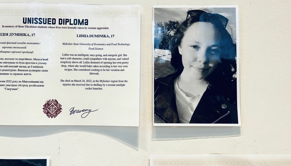 «An intelligent, easy-going, and energetic girl». Lidiia (17) fekk aldri vitnemålet. Frå utstilling ved UiB.