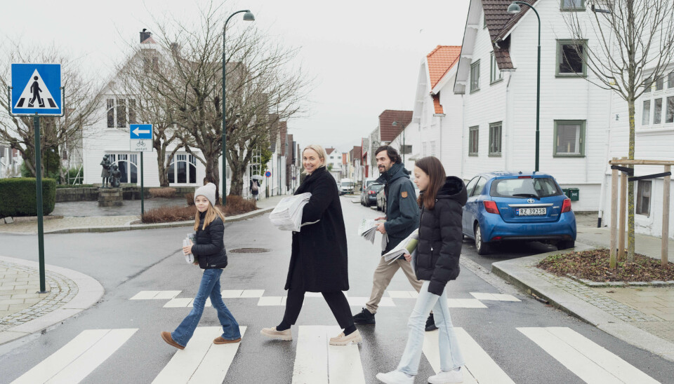 Bildet viser en familie som går over en fotgjengerovergang i Stavanger
