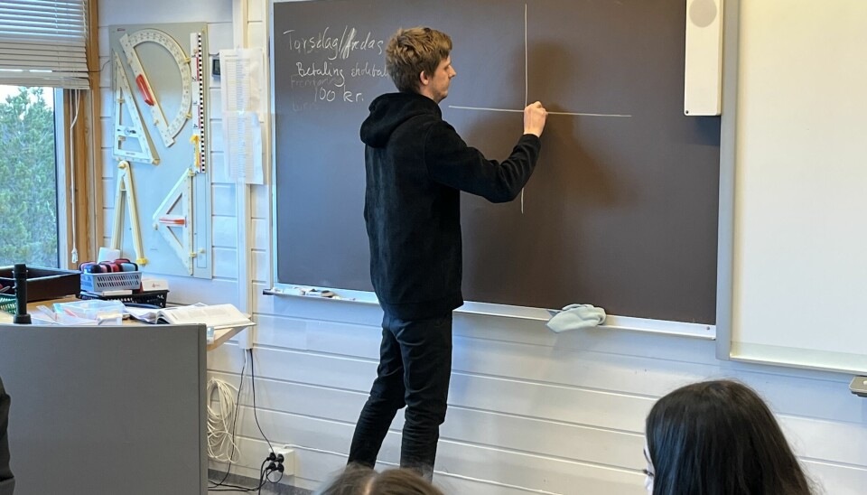 Bildet viser lærer Sivert Vinjevoll Årdal ved tavle