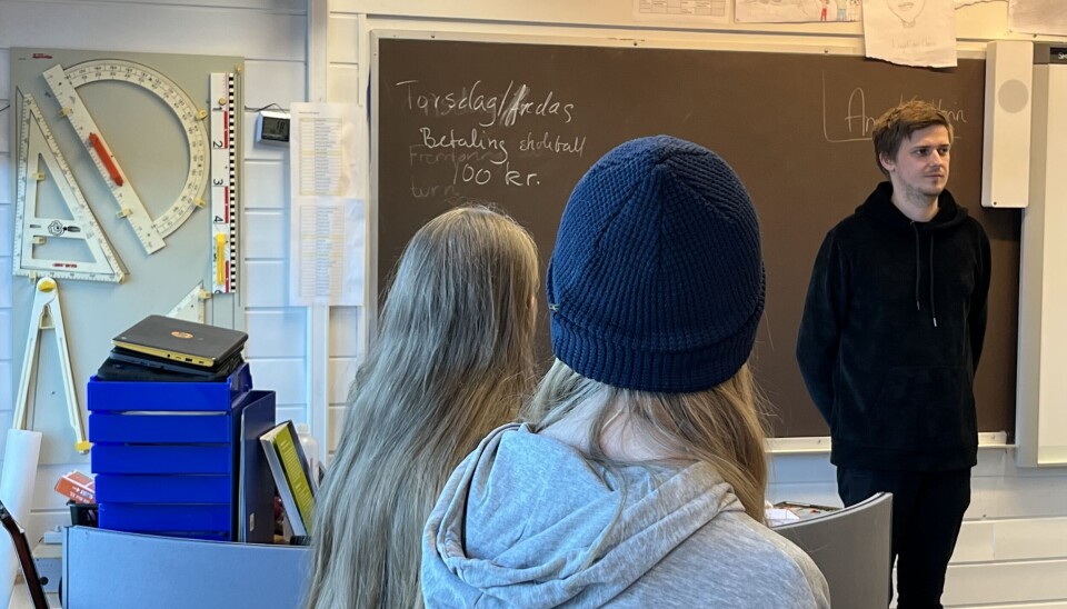 Bildet viser Sivert Vinjevoll Årdal ved tavle