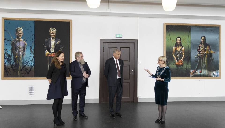 Her avdukes portrettene av May-Britt Moser og Edvard Moser. Mellom de to hjerneforskerne står kunstneren Håkon Gullvåg. Rektor Anne Borg stod for avdukingen av portrettene av de to professorene, som fikk nobelprisen i medisin i 2014.