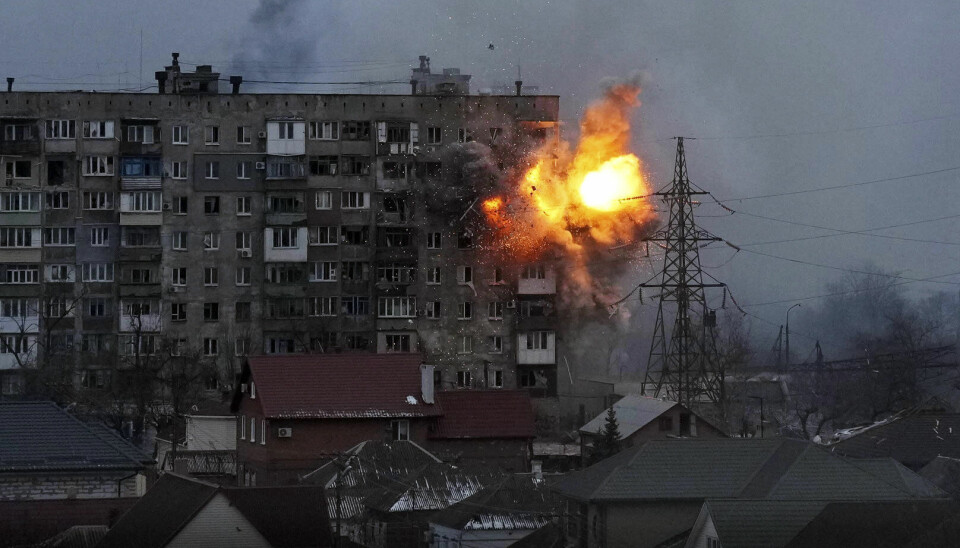 Et leilighetsbygg blir beskutt av en russisk stridsvogn i Mariupol 11. mars 2022.
